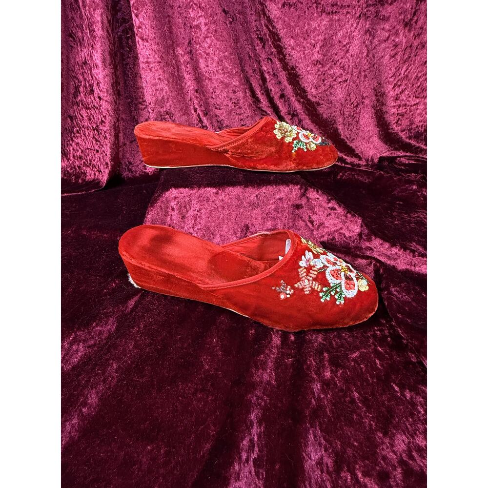 VTG Shoes 1950s Red Velvet Wedge Slippers Sequined Floral Bouquet Size 6.5 / 7 - Picture 3 of 8